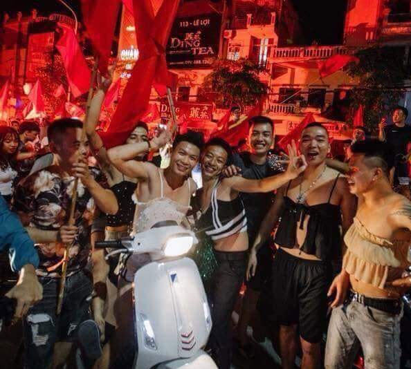 Nhóm thanh niên vai u thịt bắp sẵn sàng mặc váy và bikini xuống đường ăn mừng đội nhà thắng tứ kết ASIAD