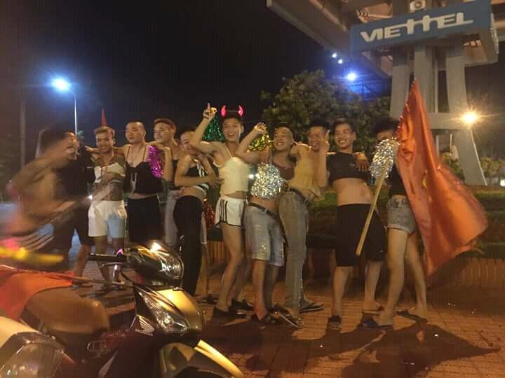 Nhóm thanh niên vai u thịt bắp sẵn sàng mặc váy và bikini xuống đường ăn mừng đội nhà thắng tứ kết ASIAD