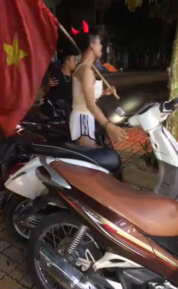 Nhóm thanh niên vai u thịt bắp sẵn sàng mặc váy và bikini xuống đường ăn mừng đội nhà thắng tứ kết ASIAD