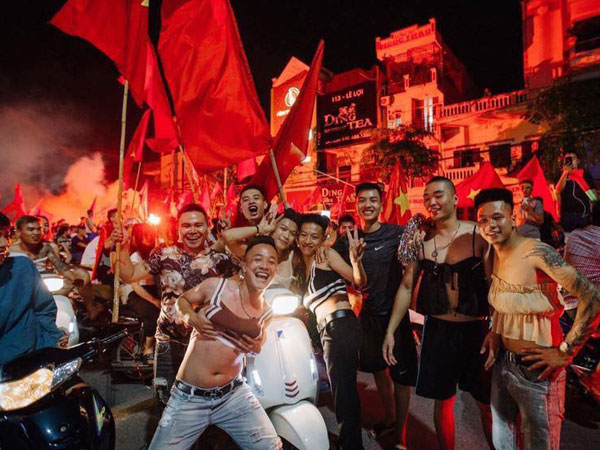 Nhóm thanh niên vai u thịt bắp sẵn sàng mặc váy và bikini xuống đường ăn mừng đội nhà thắng tứ kết ASIAD