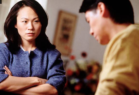 Mẹ chồng tương lai hắt cả chậu nước vào mặt chỉ vì tôi trót nhờ bạn trai… rửa bát cùng