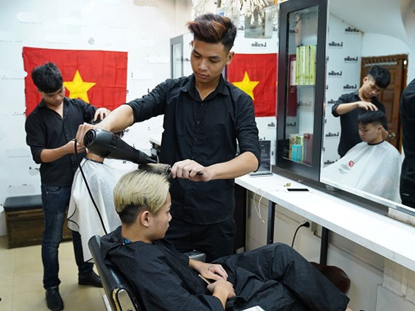 Trước trận bán kết của U23 VN: Nhuộm tóc giống Văn Toàn, giảm giá ngay 70%