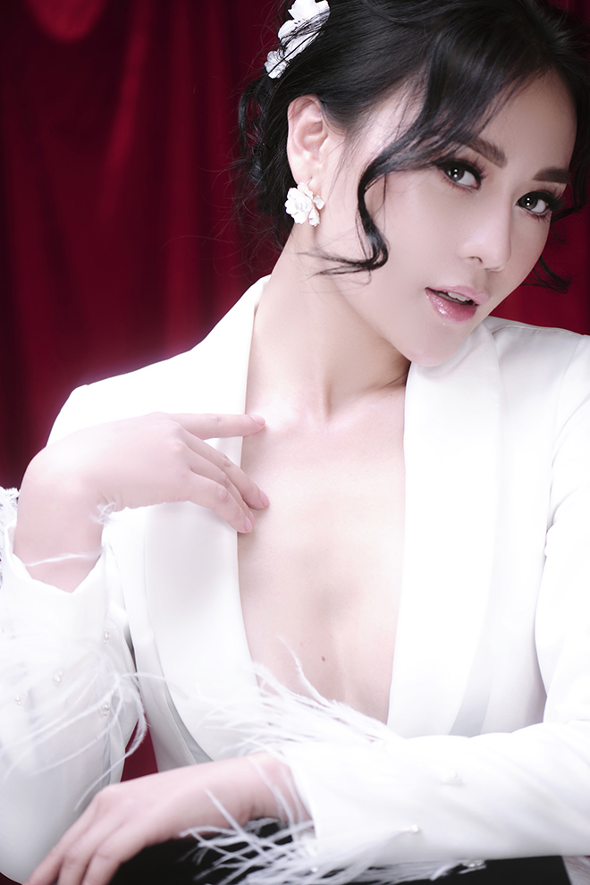 Phương Oanh tung ảnh khoe vòng 1 táo bạo mừng Quỳnh Búp Bê phát sóng trở lại Phương Oanh tung ảnh khoe vòng 1 táo bạo mừng Quỳnh Búp Bê phát sóng trở lại