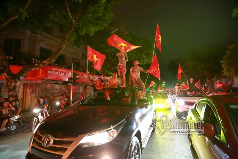 Hà Nội: Cảnh sát cơ động trang bị AK chống đua xe, tụ tập sau trận U23