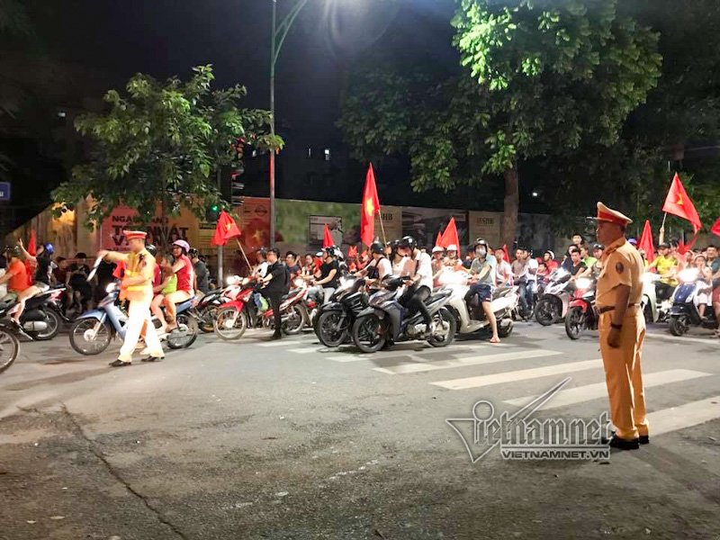 Hà Nội: Cảnh sát cơ động trang bị AK chống đua xe, tụ tập sau trận U23