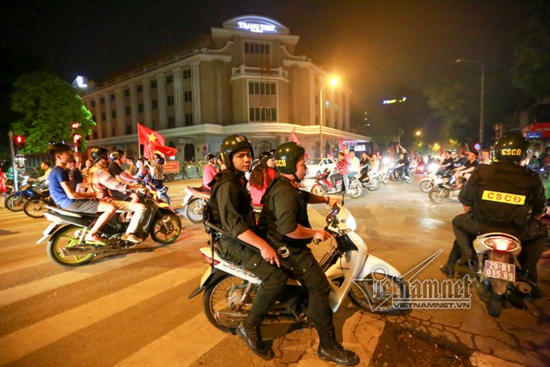 Hà Nội: Cảnh sát cơ động trang bị AK chống đua xe, tụ tập sau trận U23