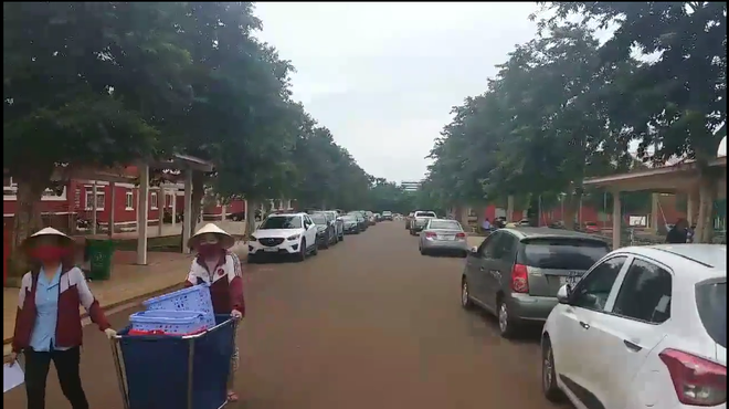 Ô tô đỗ dài cả cây số ngày họp phụ huynh ở TP.Buôn Ma Thuột: Hồ sơ gia đình học sinh ghi gì?