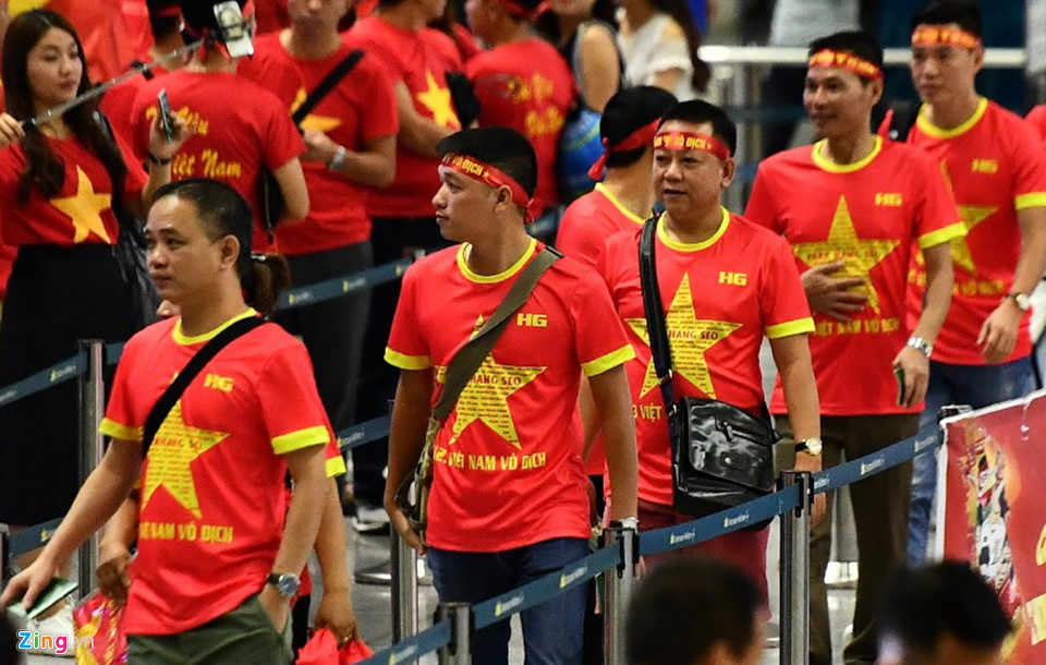 CĐV rời Hà Nội đi cổ vũ Olympic Việt Nam từ 3h sáng