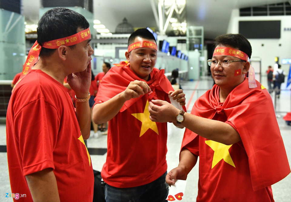 CĐV rời Hà Nội đi cổ vũ Olympic Việt Nam từ 3h sáng