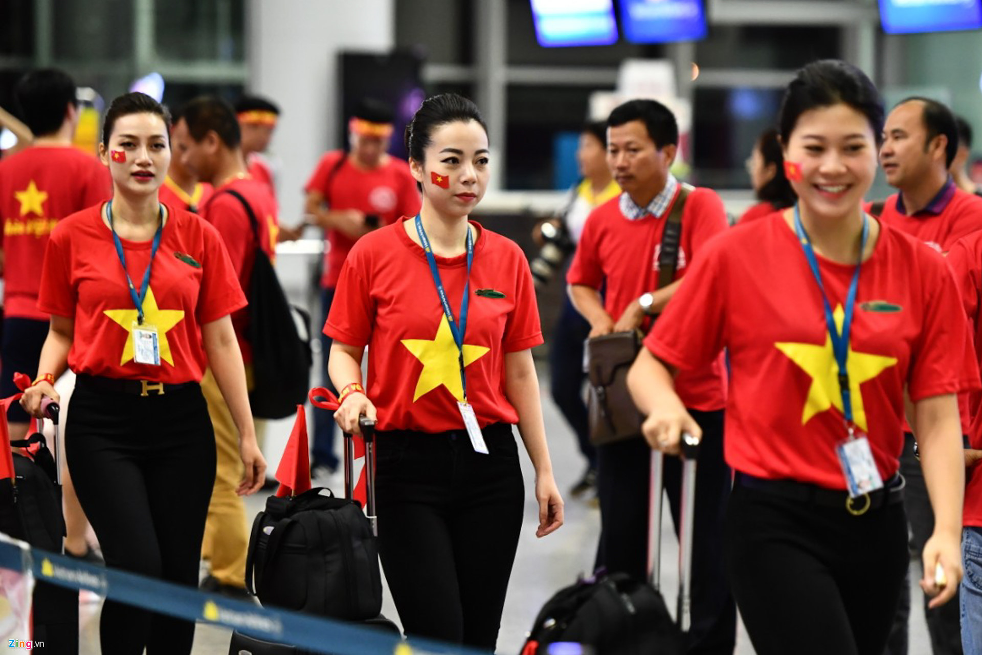 CĐV rời Hà Nội đi cổ vũ Olympic Việt Nam từ 3h sáng