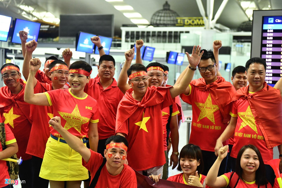 CĐV rời Hà Nội đi cổ vũ Olympic Việt Nam từ 3h sáng