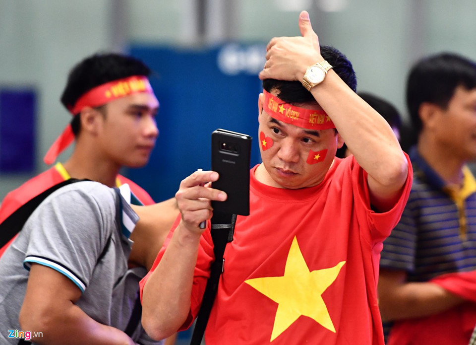 CĐV rời Hà Nội đi cổ vũ Olympic Việt Nam từ 3h sáng