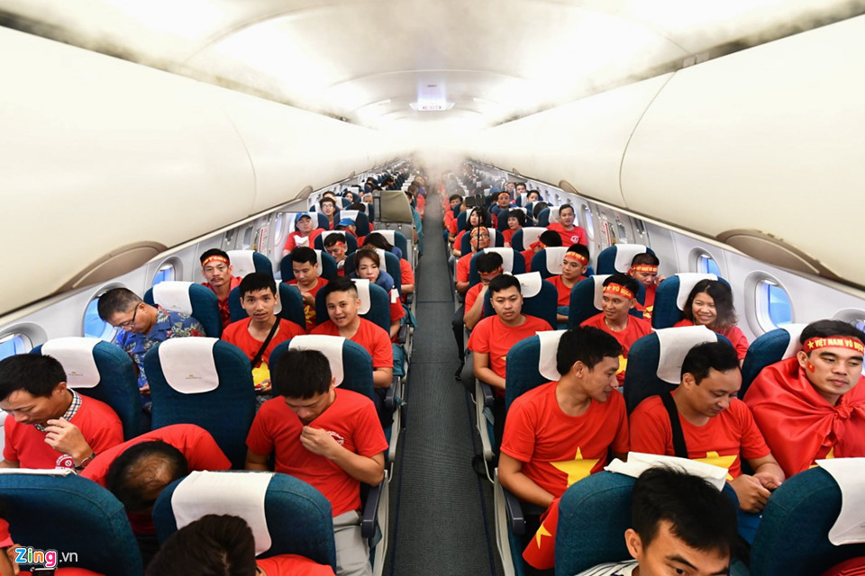 CĐV rời Hà Nội đi cổ vũ Olympic Việt Nam từ 3h sáng