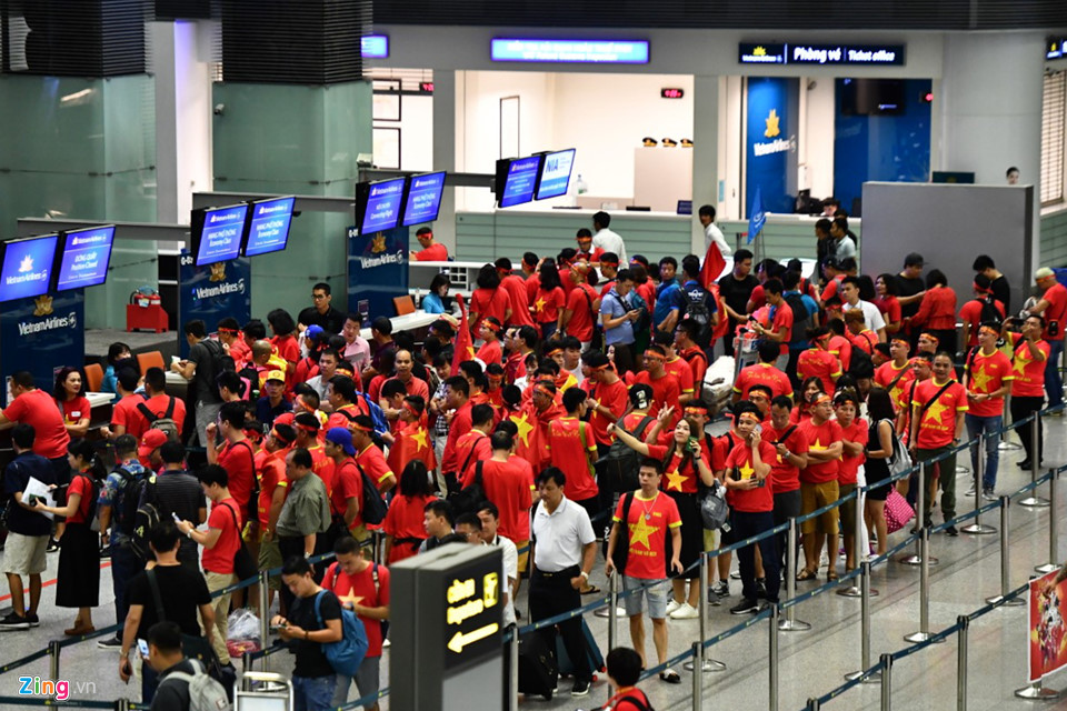 CĐV rời Hà Nội đi cổ vũ Olympic Việt Nam từ 3h sáng