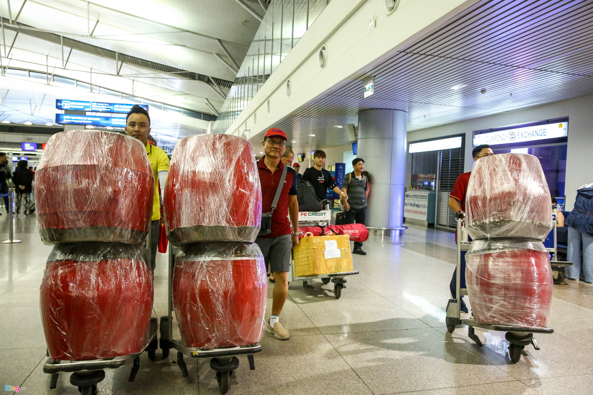 Người hâm mộ ùn ùn đi tiếp lửa cho Olympic Việt Nam từ mờ sáng