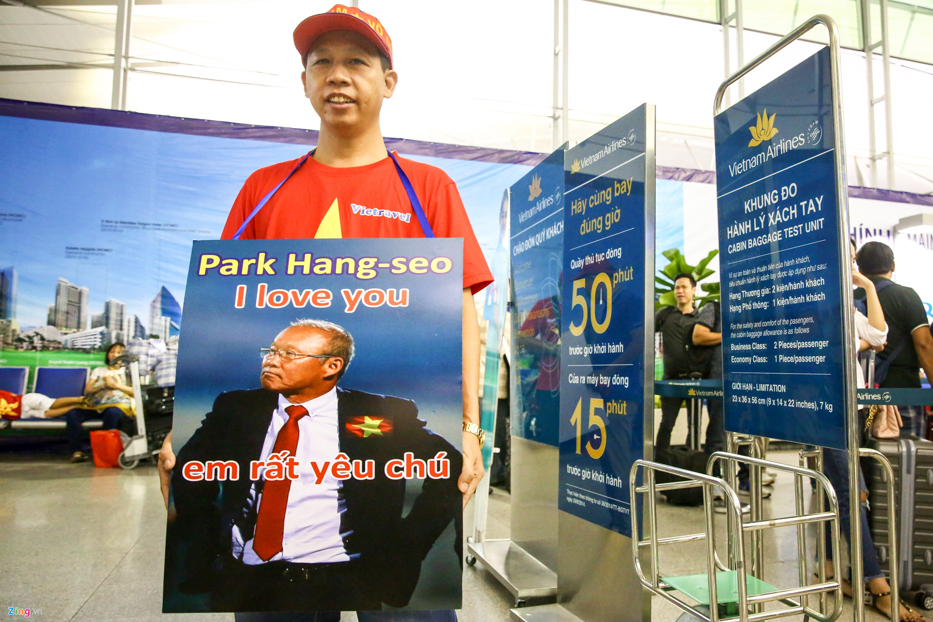 Người hâm mộ ùn ùn đi tiếp lửa cho Olympic Việt Nam từ mờ sáng