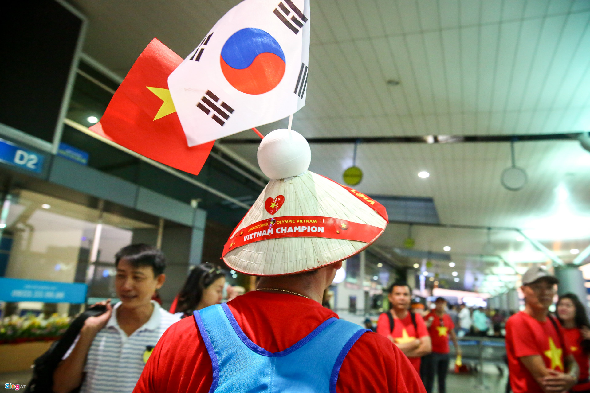 Người hâm mộ ùn ùn đi tiếp lửa cho Olympic Việt Nam từ mờ sáng