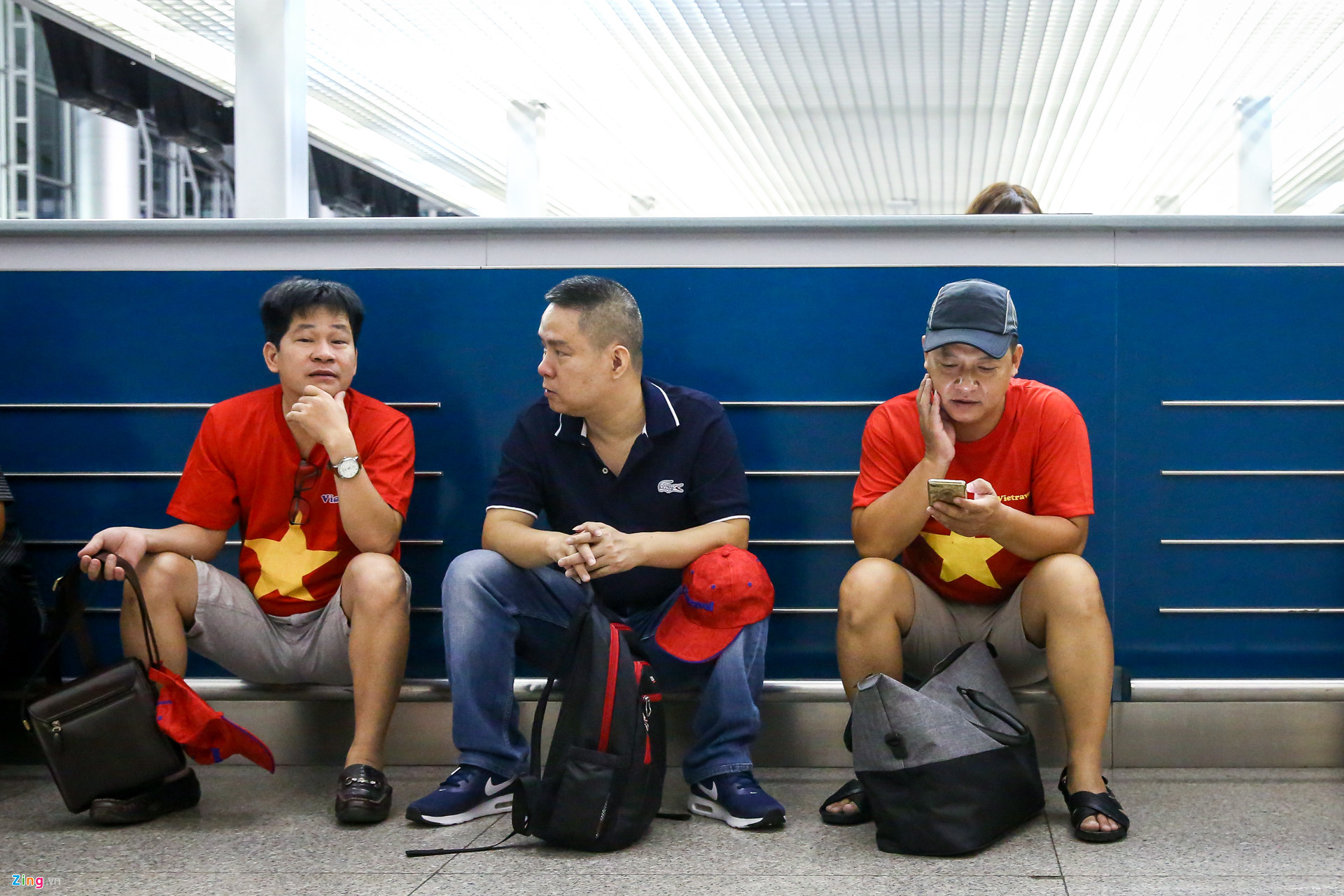 Người hâm mộ ùn ùn đi tiếp lửa cho Olympic Việt Nam từ mờ sáng