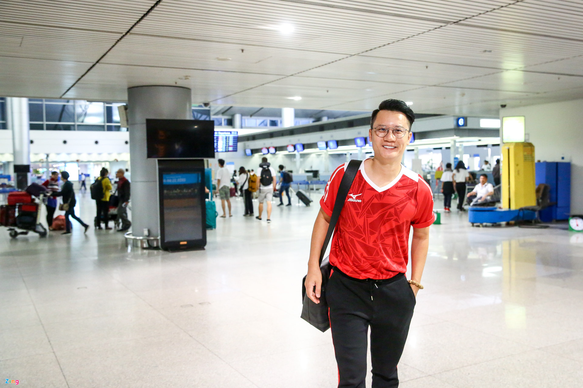 Người hâm mộ ùn ùn đi tiếp lửa cho Olympic Việt Nam từ mờ sáng