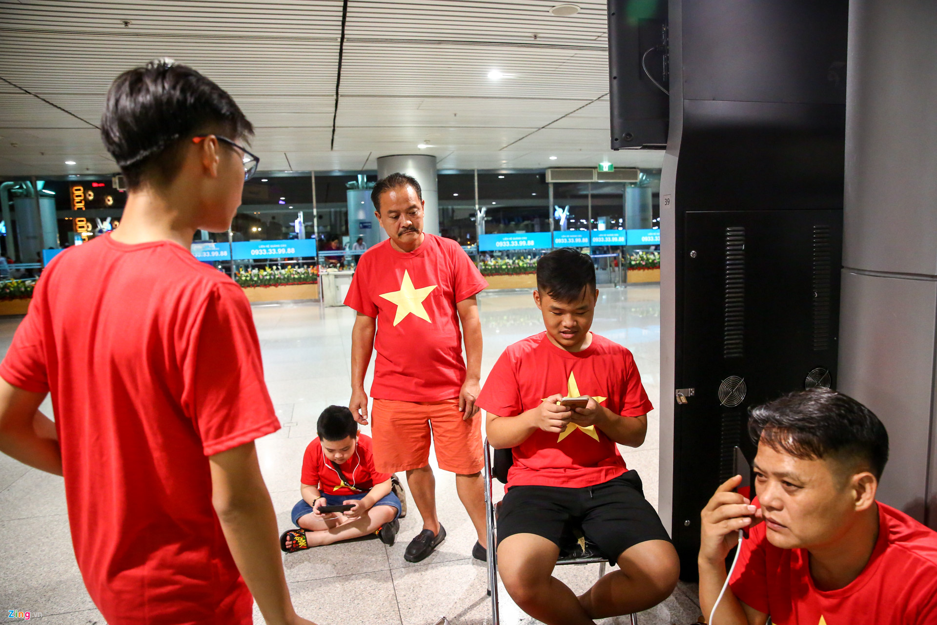 Người hâm mộ ùn ùn đi tiếp lửa cho Olympic Việt Nam từ mờ sáng