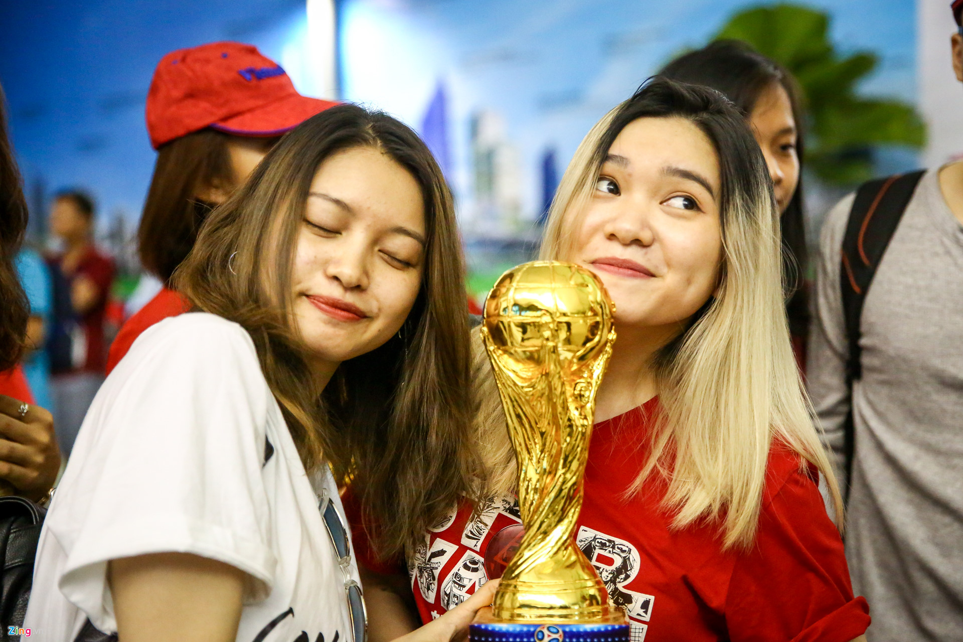 Người hâm mộ ùn ùn đi tiếp lửa cho Olympic Việt Nam từ mờ sáng