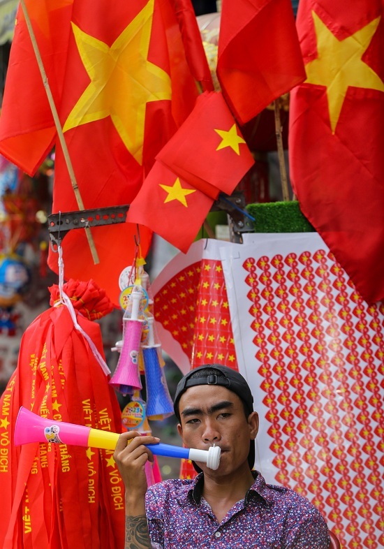 Người Sài Gòn tấp nập đi mua đồ cổ vũ Olympic Việt Nam