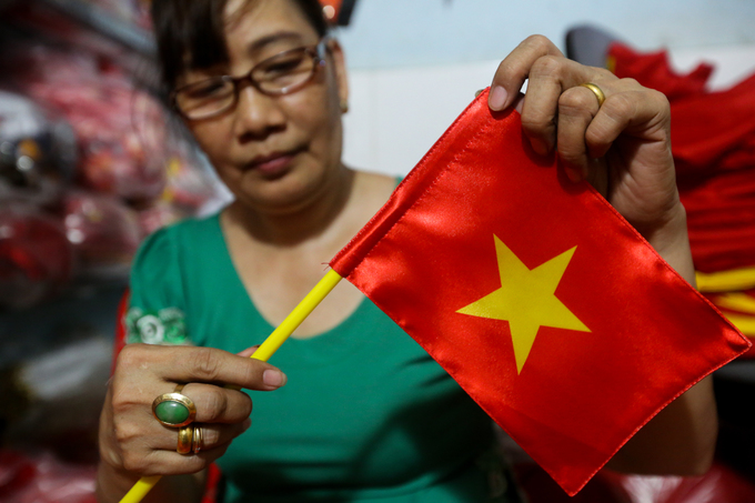 Người Sài Gòn tấp nập đi mua đồ cổ vũ Olympic Việt Nam