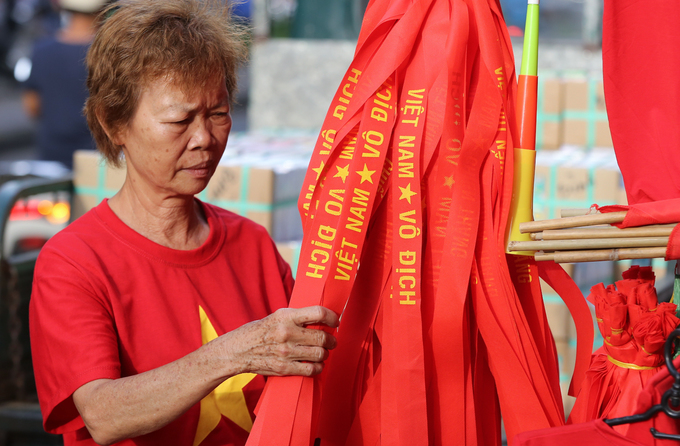 Người Sài Gòn tấp nập đi mua đồ cổ vũ Olympic Việt Nam
