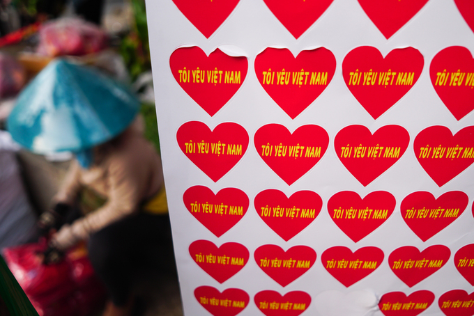 Người Sài Gòn tấp nập đi mua đồ cổ vũ Olympic Việt Nam