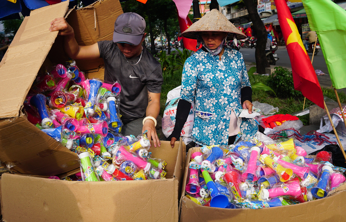 Người Sài Gòn tấp nập đi mua đồ cổ vũ Olympic Việt Nam