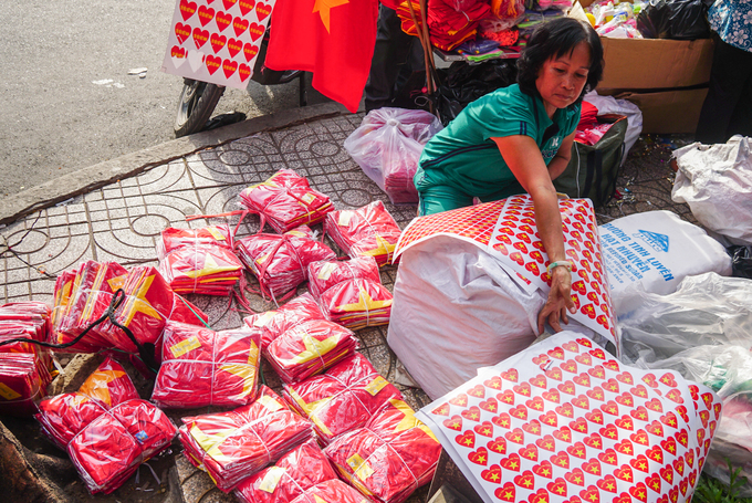 Người Sài Gòn tấp nập đi mua đồ cổ vũ Olympic Việt Nam