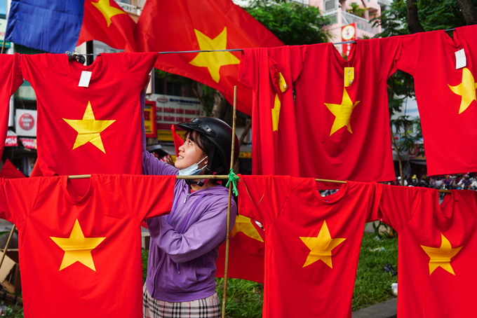 Người Sài Gòn tấp nập đi mua đồ cổ vũ Olympic Việt Nam
