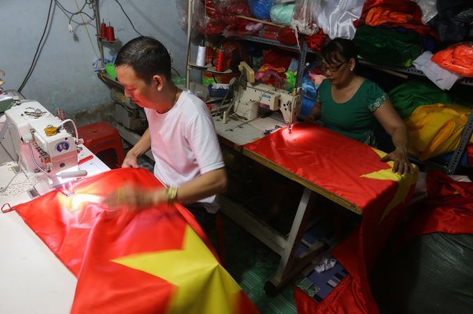 Người Sài Gòn tấp nập đi mua đồ cổ vũ Olympic Việt Nam