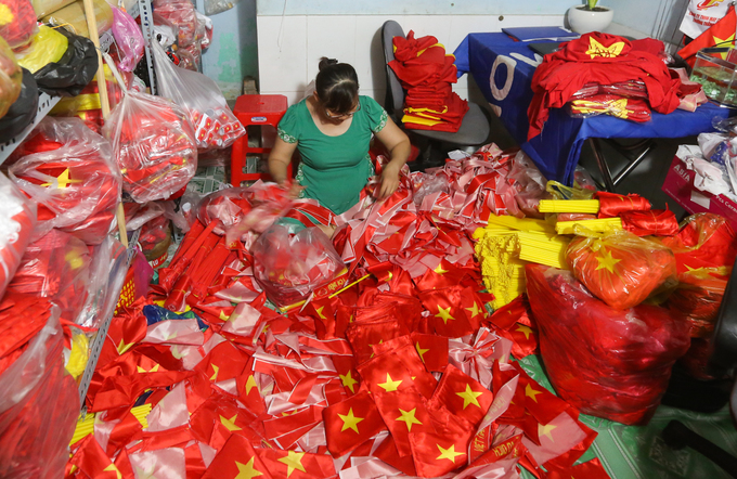 Người Sài Gòn tấp nập đi mua đồ cổ vũ Olympic Việt Nam