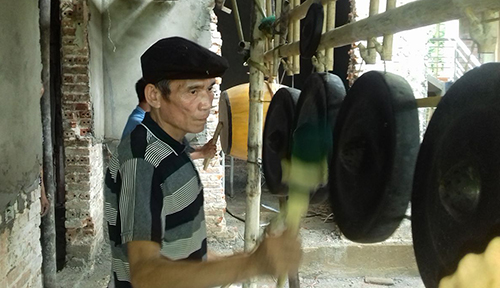 Bố thủ thành Tiến Dũng nổi chiêng trống cổ vũ Olympic Việt Nam