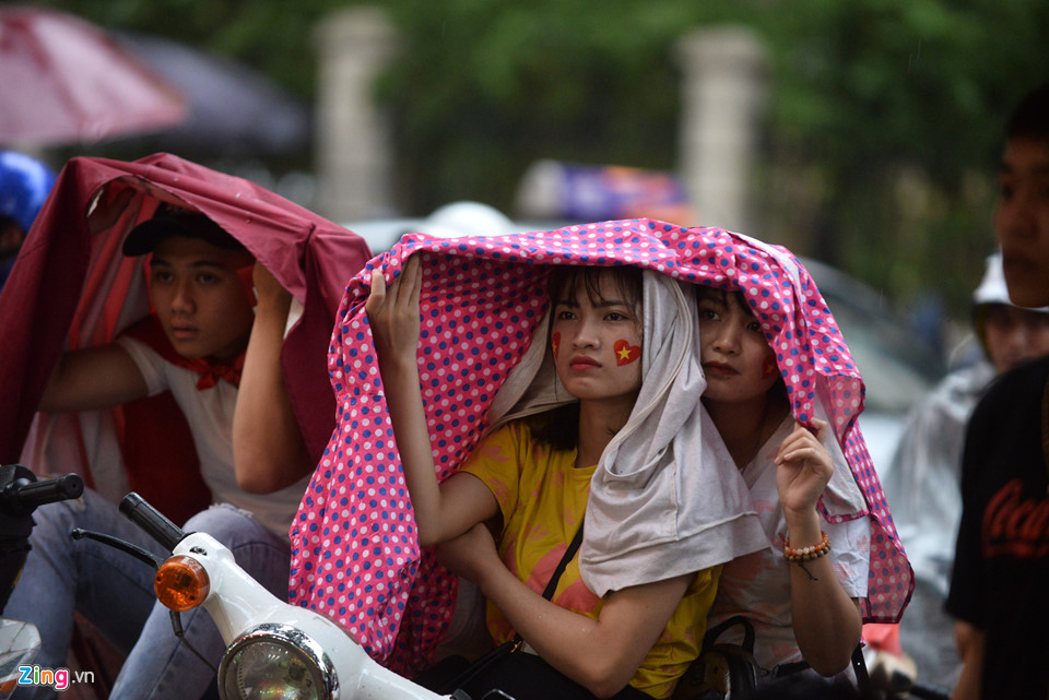 9X xinh đẹp ướt sũng dưới mưa, tiếc nuối cho Olympic Việt Nam