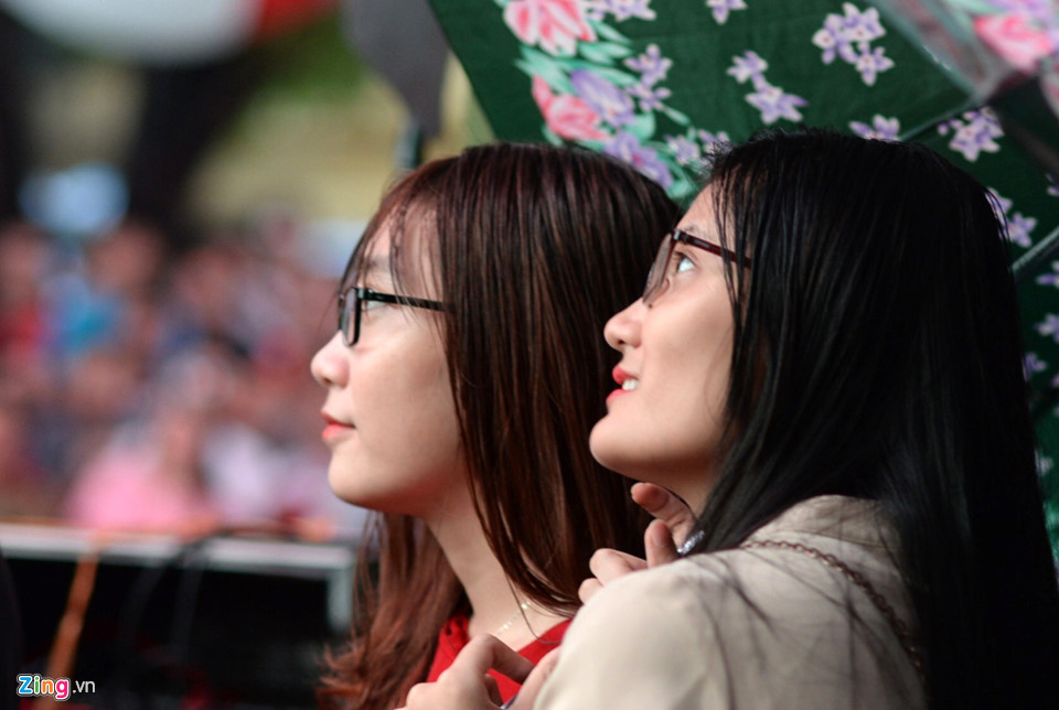 9X xinh đẹp ướt sũng dưới mưa, tiếc nuối cho Olympic Việt Nam