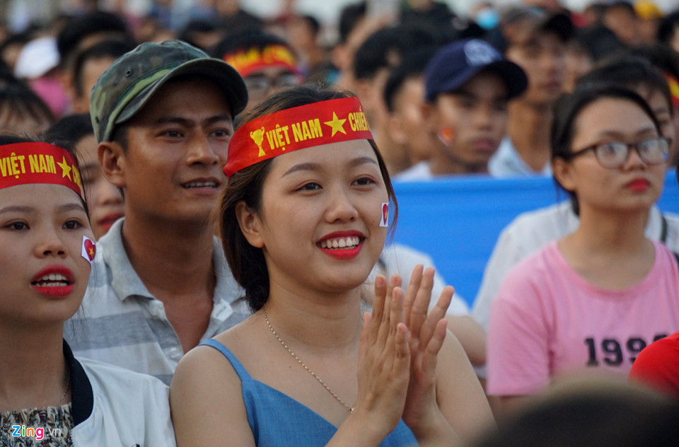 9X xinh đẹp ướt sũng dưới mưa, tiếc nuối cho Olympic Việt Nam