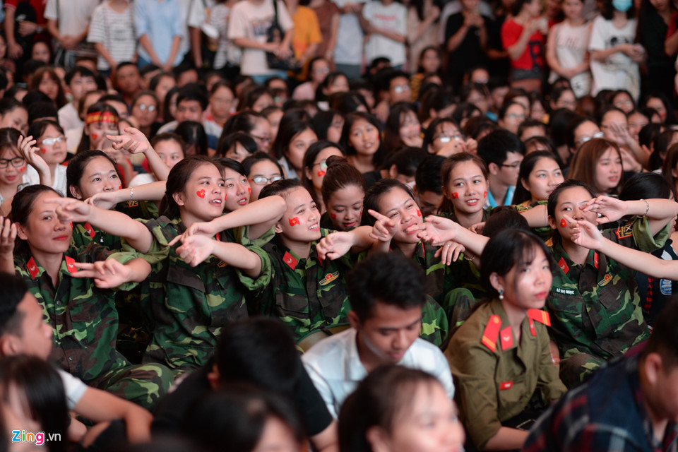 9X xinh đẹp ướt sũng dưới mưa, tiếc nuối cho Olympic Việt Nam