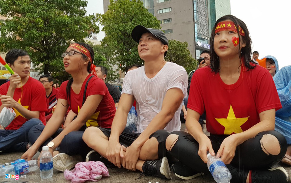 9X xinh đẹp ướt sũng dưới mưa, tiếc nuối cho Olympic Việt Nam