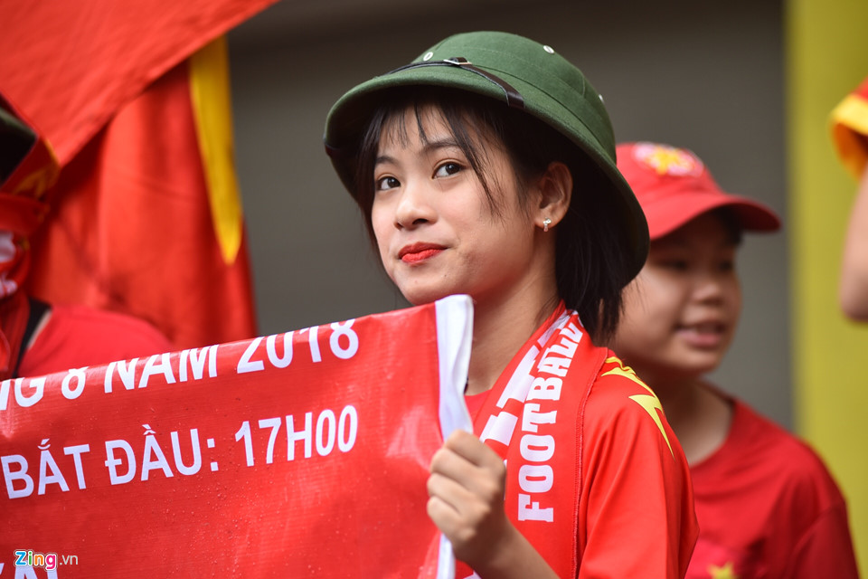 9X xinh đẹp ướt sũng dưới mưa, tiếc nuối cho Olympic Việt Nam