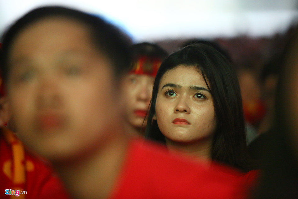 9X xinh đẹp ướt sũng dưới mưa, tiếc nuối cho Olympic Việt Nam