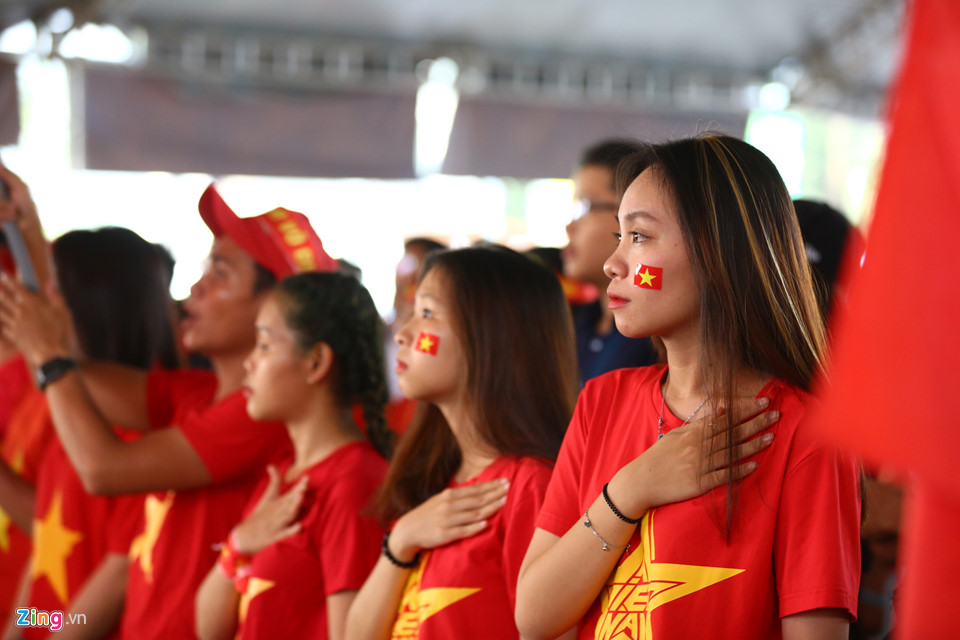 9X xinh đẹp ướt sũng dưới mưa, tiếc nuối cho Olympic Việt Nam