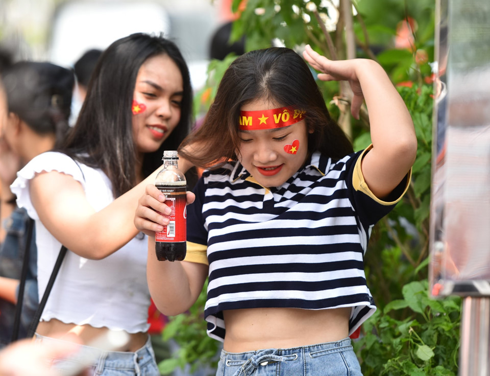 9X xinh đẹp ướt sũng dưới mưa, tiếc nuối cho Olympic Việt Nam