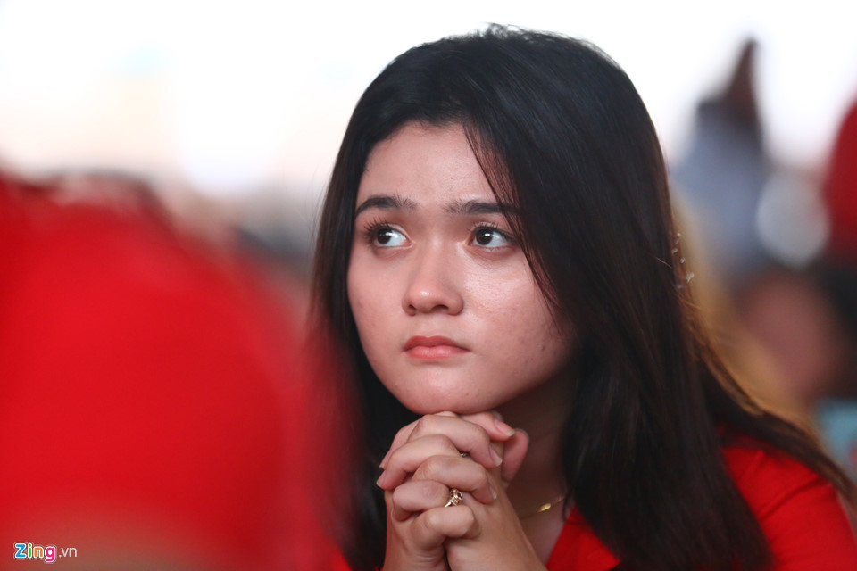 9X xinh đẹp ướt sũng dưới mưa, tiếc nuối cho Olympic Việt Nam