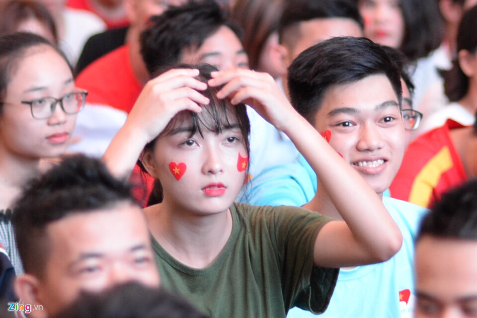 9X xinh đẹp ướt sũng dưới mưa, tiếc nuối cho Olympic Việt Nam