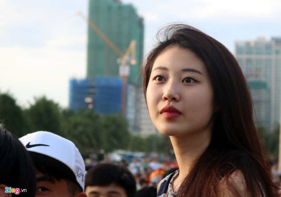 9X xinh đẹp ướt sũng dưới mưa, tiếc nuối cho Olympic Việt Nam