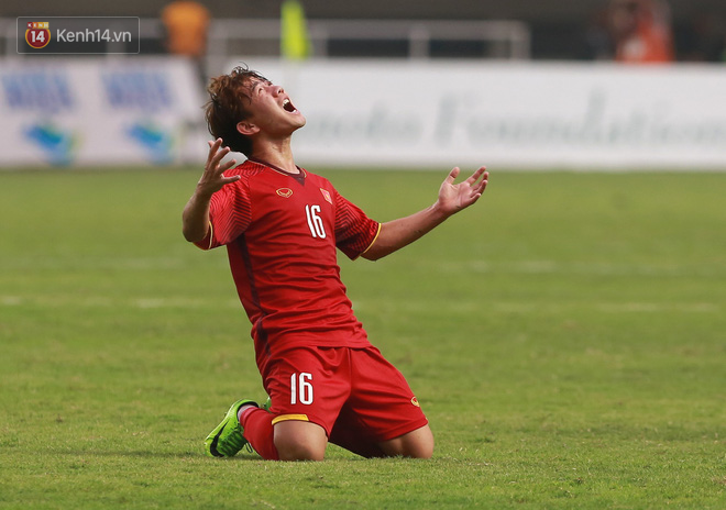 Mẹ Minh Vương vỡ oà khi con trai ghi bàn thắng duy nhất vào lưới đội tuyển Olympic Hàn Quốc