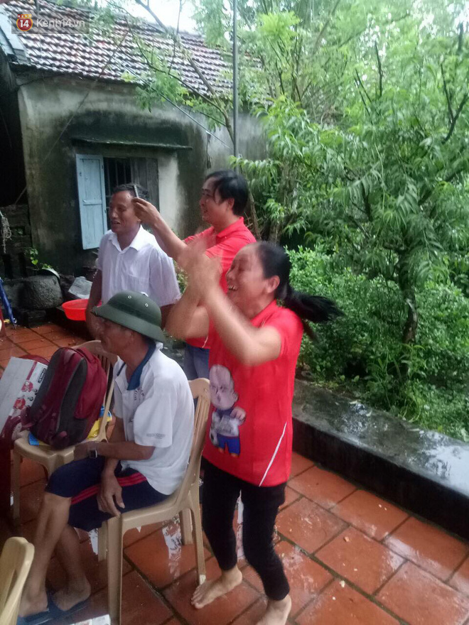 Mẹ Minh Vương vỡ oà khi con trai ghi bàn thắng duy nhất vào lưới đội tuyển Olympic Hàn Quốc