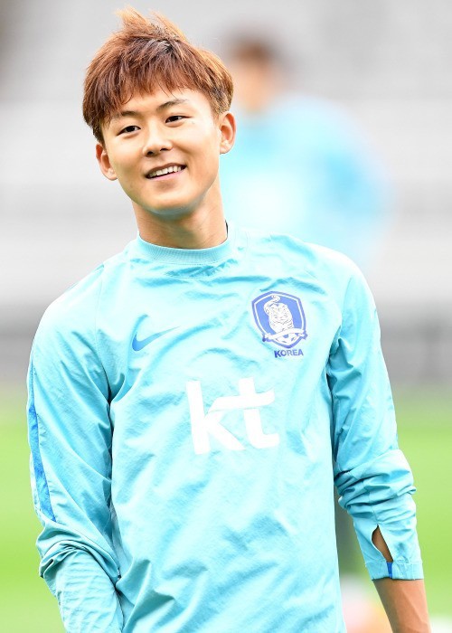 Chân dung Messi Hàn 2 lần ghi bàn vào lưới Việt Nam: Thần đồng bóng đá 20 tuổi, em út nhắng nhít đáng yêu của tuyển Olympic Hàn Quốc